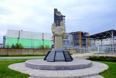 Памятник на фоне объекта УКРЫТИЕ
