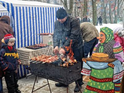 Масленница-2011  в городском парке. Хороши шашлычки!