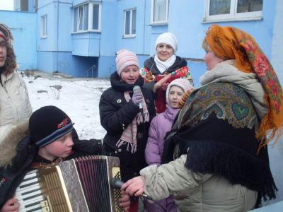 Аккордеонист Юрий и частушичницы Юля и Дашаи