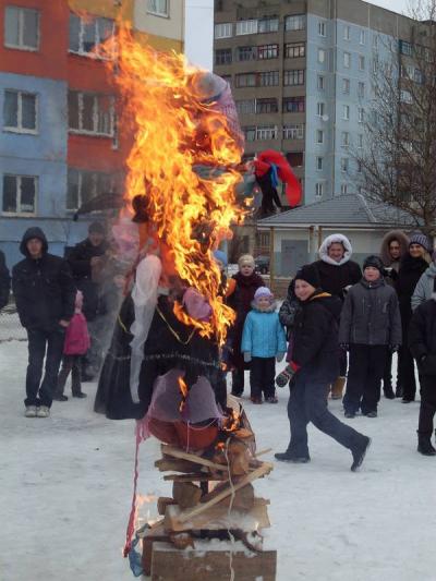 в дым пусть превратяться, да исчезнуть в выси,наши грешные дела и дурные мысли.А Ты масленица воротись! через годик покажись